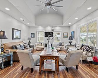 Conch's Point Cottage home - Morehead City - Living room
