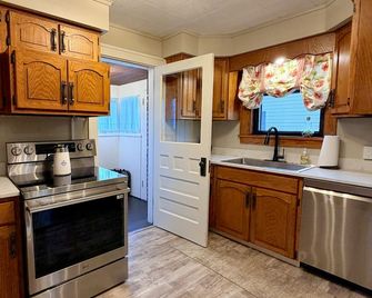 New Listing, Renovated Home -Peaceful, & Relaxing 3 Bedroom Close to Everything - New Castle - Kitchen