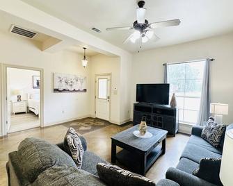 Chateau 7 - Hammond - Living room