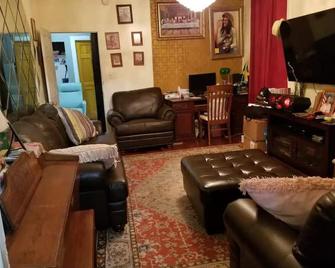 Sarge. Cozy. Beauitful. Place in.Flatbush. Bklyn. N. Y - Brooklyn - Living room