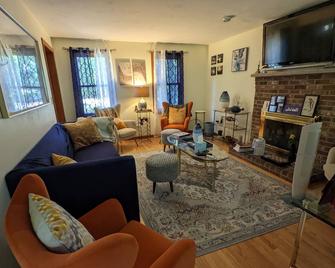 Large 1- bedroom in beautiful colonial house - 5 min to Wheaton College - Norton - Living room