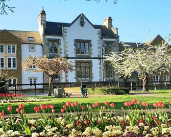 No.4 The Warwick - Banbury - Building