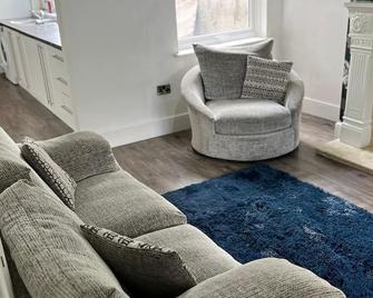 Grimsby Retreat, 4 Bed Spacious House - Grimsby - Living room