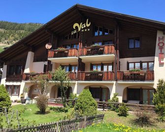 Hotel B&B Casa La Val - Tujetsch - Building
