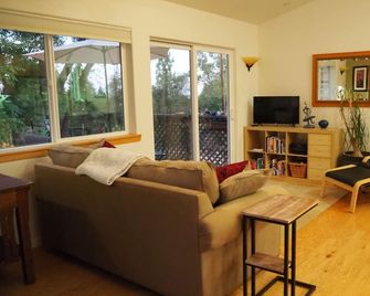 Bixel Bungalow- Cottage in Gold Rush Columbia - Columbia - Sala de estar