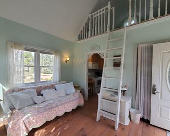 Make Lasting Memories In This Adorable Vineyard Cottage! - Oak Bluffs - Living room