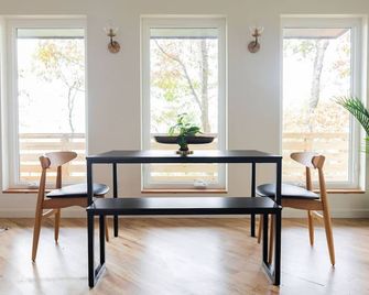 Two bedroom modern tiny house with bluff views, huge windows! - Lookout Mountain - Comedor