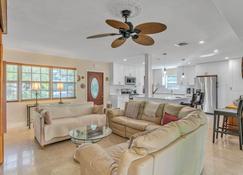 Beautiful Comfy Home With Private Hot Tub Close To Beach home - Fort Lauderdale - Sala de estar