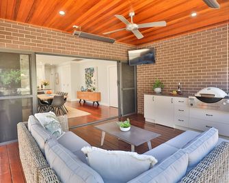 Indulge Luxury Homes - Dockside Marina - Mildura - Living room