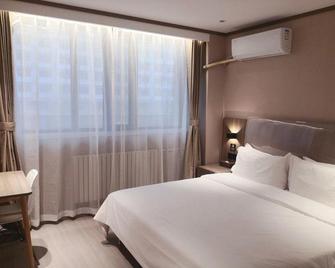 Home Inn (xinkaidao Ocean International Center store, back square of Tianjin railway station) - Tianjin - Bedroom
