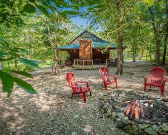 Secluded Romantic Getaway - Hot Tub, Outdoor Tv, Fireplace - Broken Bow - Binnenhof