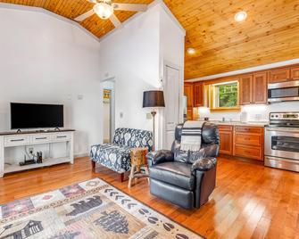 Cheery dog-friendly cabin with pool access, private grill, & fireplace - Newland - Living room