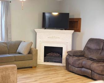 3 Bedroom House minutes from Lake Guntersville and Sandmountain Amphitheater! - Albertville - Wohnzimmer