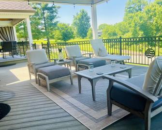 Newly Renovated Farmhouse on 12 acres, 25 mins to The Ark & Creation Museum. - Walton - Balcony