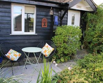 Birch Cottage with private wood fire hot tub - Maidstone - Patio