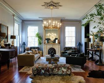 Field & Forest: A Luxurious Estate on 100 Acres with an Infinity Pool & Sauna - Natchez - Salon