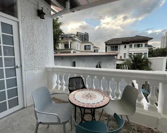 Titiwangsa Premium Villa KL by uBook - Kuala Lumpur - Balcón