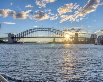Panoramic Harbour View Apartment - North Sydney