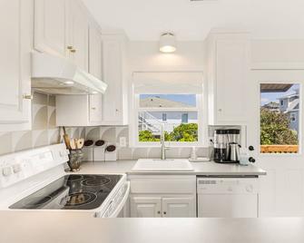 Bright & airy 3BR beach bungalow with fresh decor; 5 min walk to ocean! - Supply - Cocina