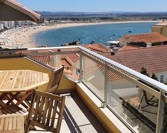 Apartment by the sea with private pool and excellent views of the bay and waterfront - São Martinho do Porto - Balcón
