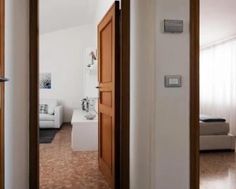 Fly by Suites Pescara - Pescara - Hallway