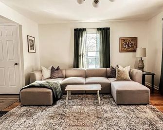 3 Bed / 3 Bath 1F/2H Cozy Village Bungalow - Centrally Located, Renovated Home - Syracuse - Living room