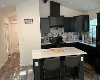 Cozy modern lake cabin on enchanting Eufaula - Eufaula - Kitchen