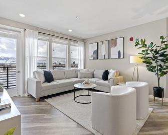 Designer Apt w Jacuzzi Walk To Casino & iMax - Sparks - Living room