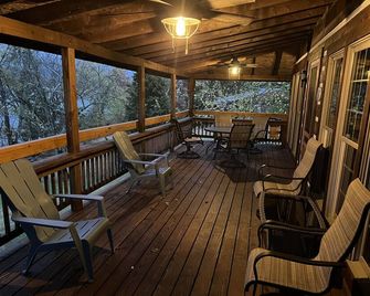 Derby Time Riverside Cabin - Derby - Balcony