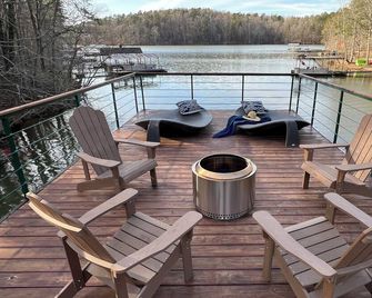 Cozy Lake House w/ Private Dock on Lanier - 4BR + 2BR Basement Apt - Gainesville - Балкон