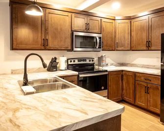 Brillion 2‑Bedroom Suite w/ Full Kitchen Near Ariens - Unit # 3 - Brillion - Cocina