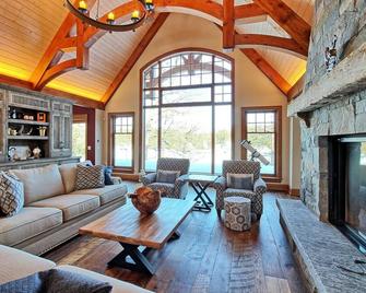 Gorgeous 7 Bed, 6 Bath Family Cottage on Lake Rosseau! Muskoka Room! Pool Table! - Windermere - Living room