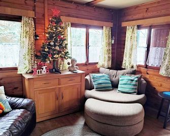 Log Cabins In The Beautiful Highlands Of Zeliv, By A Lake and forest. Oak cabin - Zeliv - Sala de estar