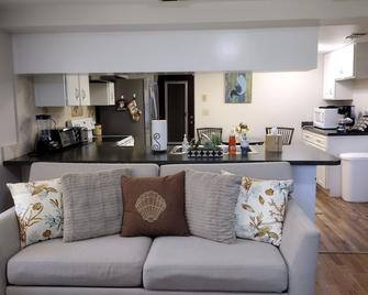 Comfortable, Sunny, Quiet Neighborhood - Port Richey - Kitchen