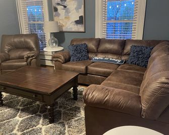 Beautiful 5 bedroom Lake House across the street from Cayuga Lake. - Seneca Falls - Sala de estar