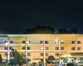 La Quinta Inn & Suites by Wyndham Atlanta Roswell - Roswell - Building