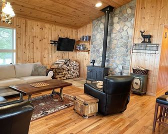 Lake living at its finest in this comfy cottage - Levering - Living room