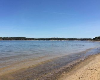 Saykm Bungalow Lake Texoma walking distance to sandy beach & boat ramp - Pottsboro - Playa