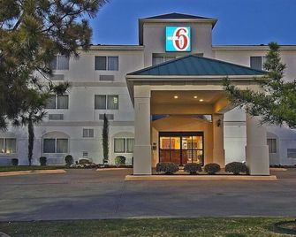 Motel 6 Dallas - North - Dallas - Rakennus