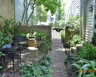 Charming Kitchen House with Beautiful Garden - צ'רלסטון - פטיו