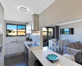 Pacific Court 10 - The Entrance - Cocina