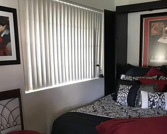 Bungalow Guest House - Vancouver - Bedroom