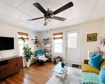 Private 2nd story apartment in the heart of Long Beach- Pura Vida! - Long Beach - Living room