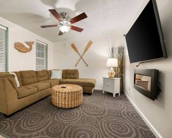 Family Beach Apartment | The Beachside Co. #10 - Sylvan Beach - Sala de estar