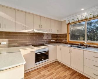 Lakeside Luxurious, fully furnished 3-bedroom home - Yass - Cucina