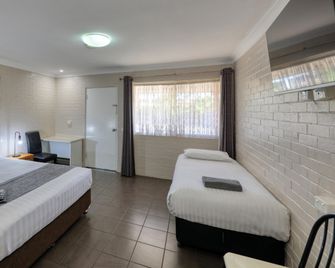 Country Leisure Motor Inn - דובו - חדר שינה