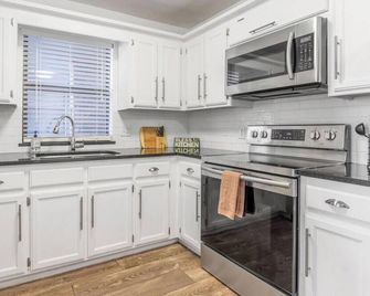 This is the perfect place to enjoy the private space away from the everyday demands we all face - Edmond - Cocina