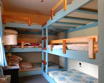 Cozy, rustic cabin with beautiful views, privacy, and 1 mile from Keuka Lake - Penn Yan - Bedroom