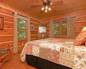 A Laurel Haven, with big porches and a log cabin feel. Fireplace. - Brevard - Bedroom