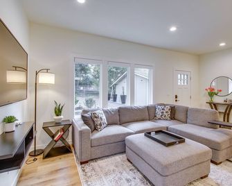 Private Yard and Fire Pit! Modern Kirkland Abode - Kirkland - Living room